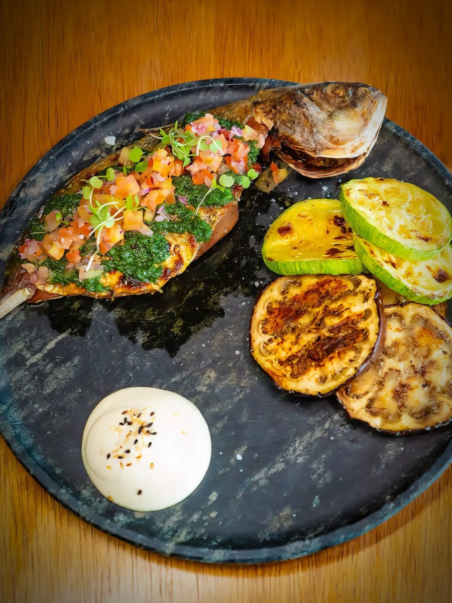 Peixe na parrilla