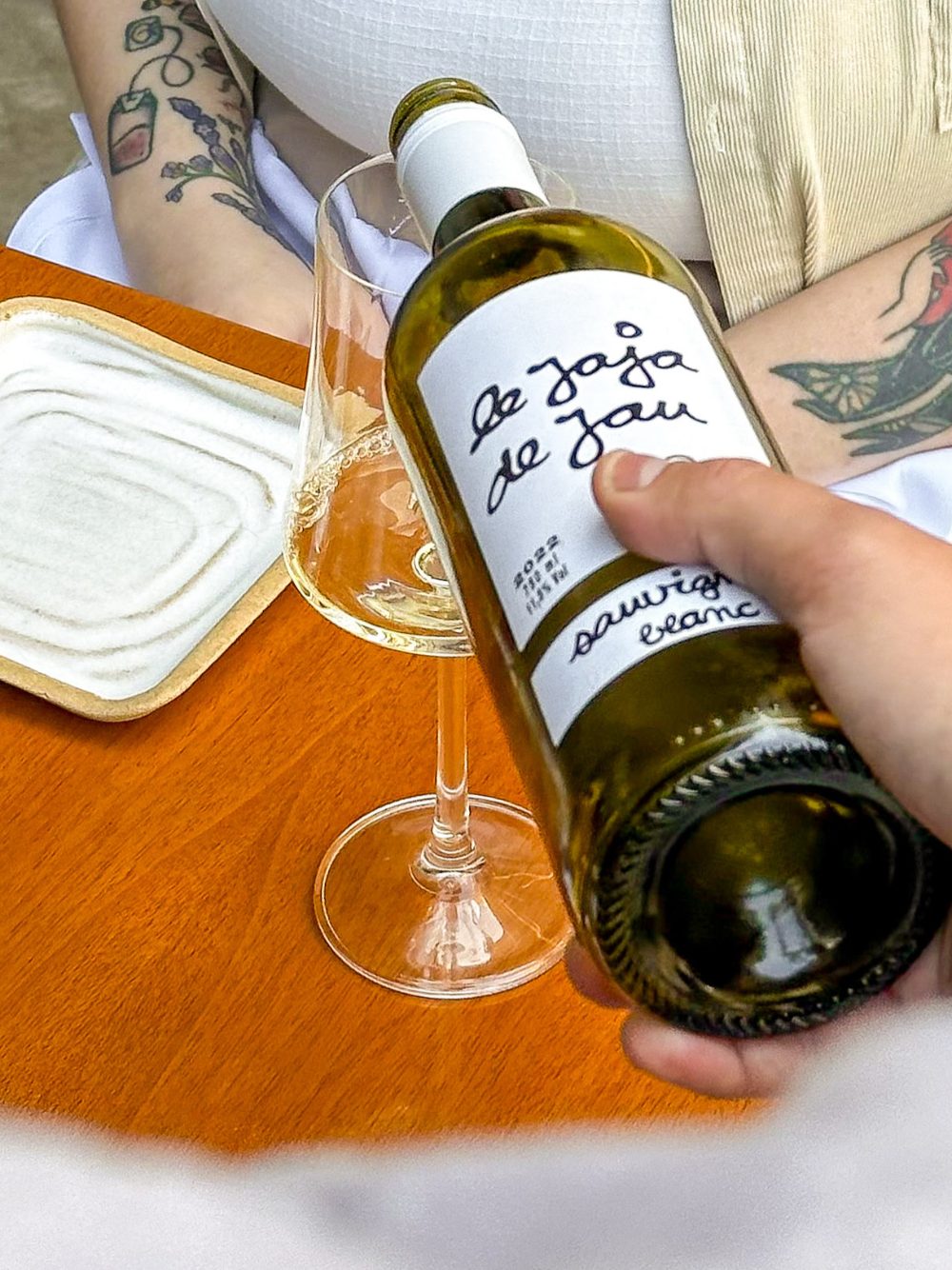 Vinho branco sendo servido à mesa
