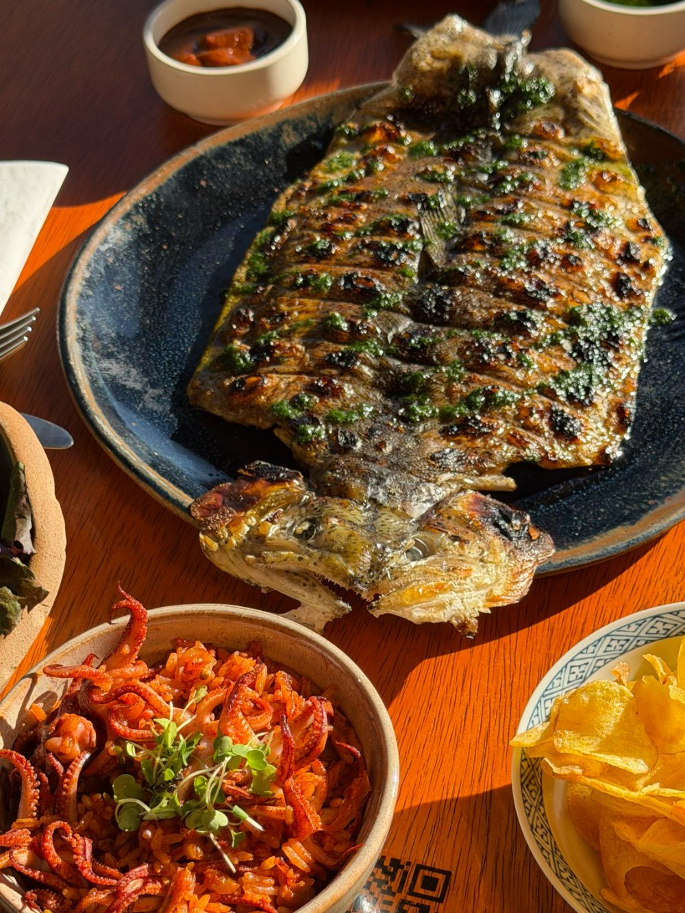 Peixe inteiro grelhado na brasa