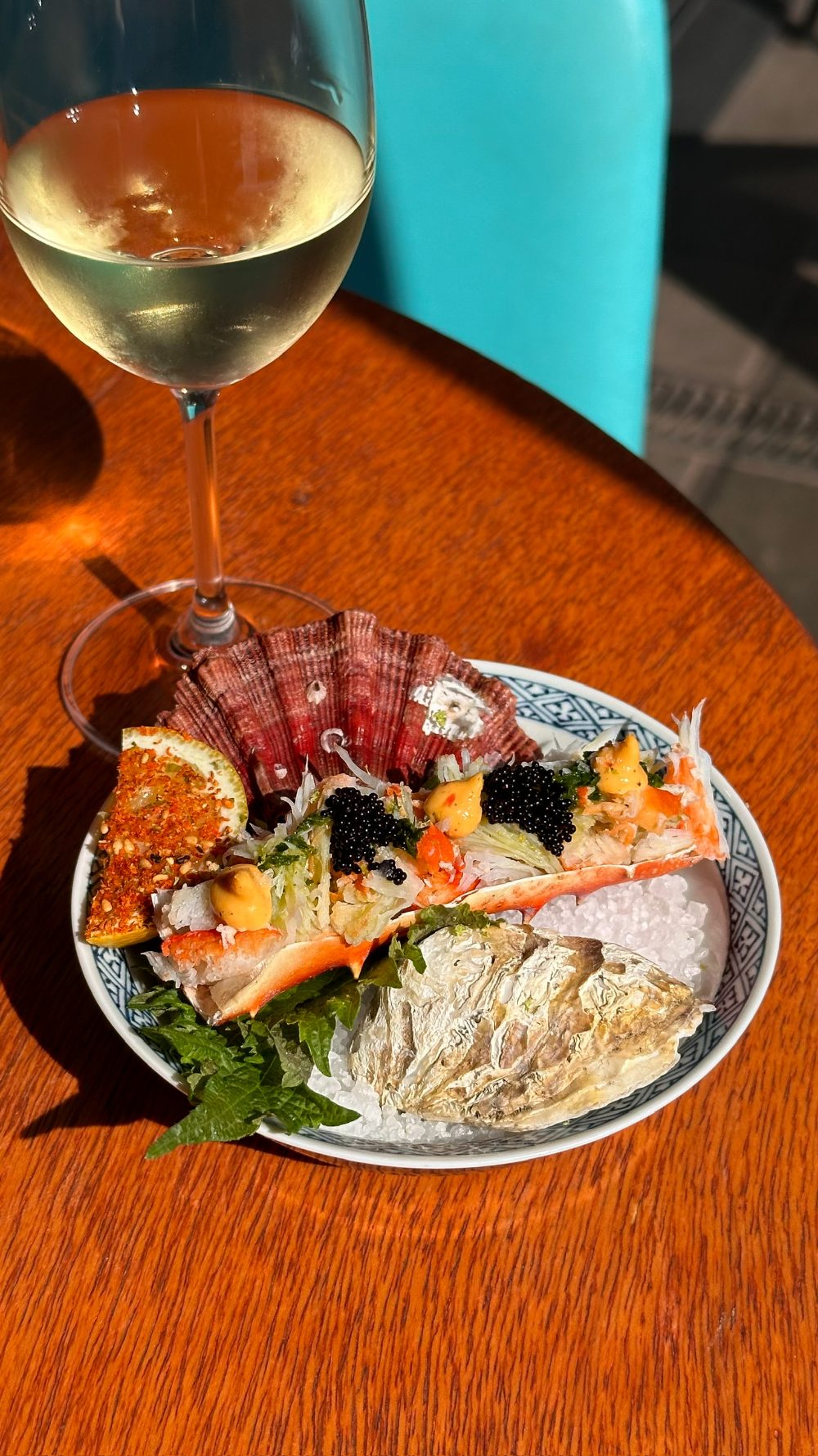 King crab e ostra com taça de vinho