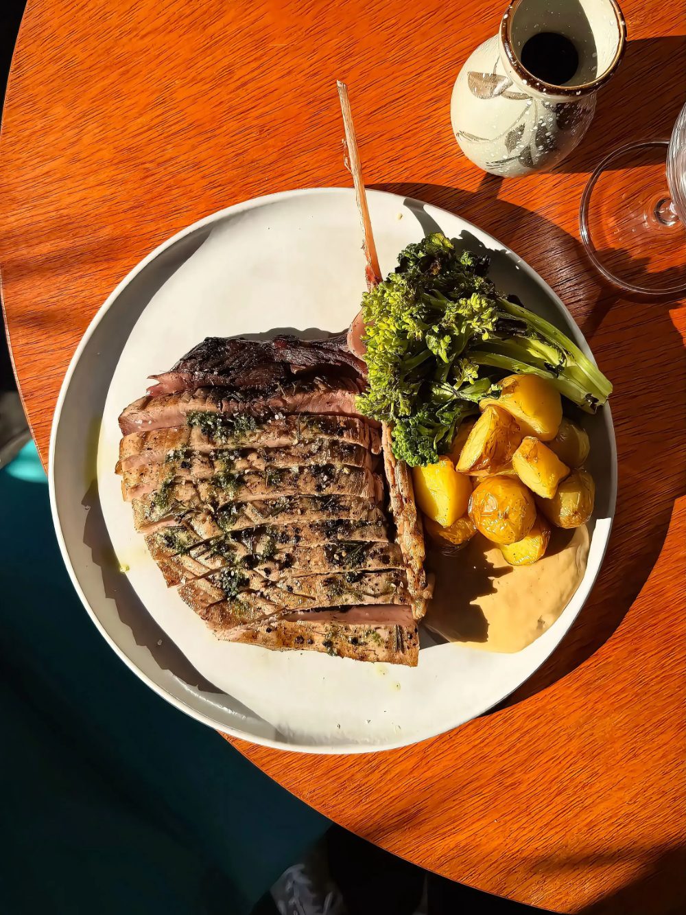 Atum fatiado na brasa com legumes
