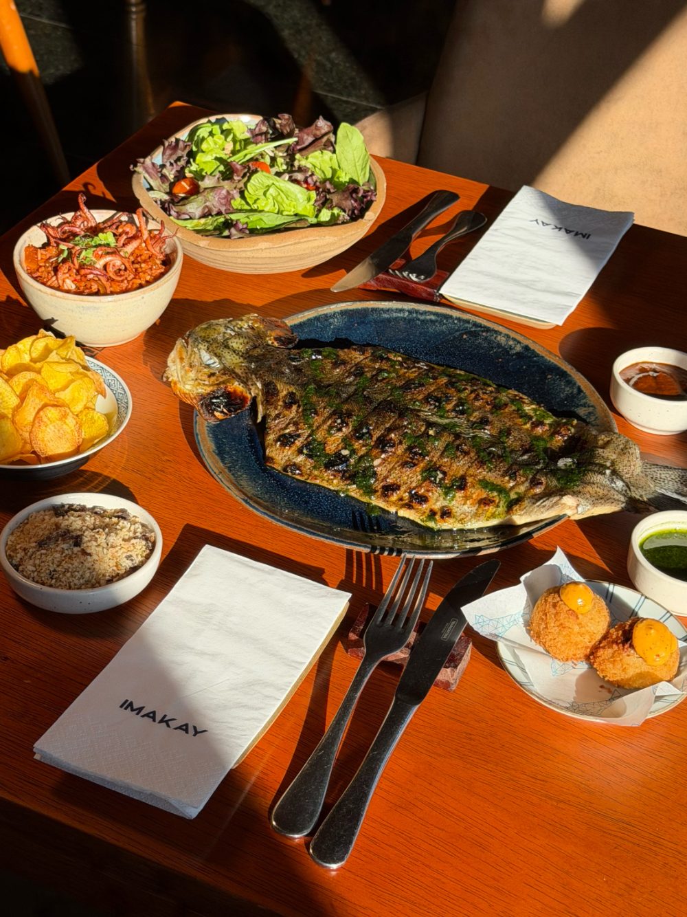 Peixe inteiro na brasa com acompanhamentos