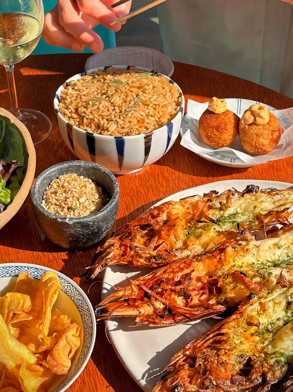 Mesa posta com camarões e arroz do mar