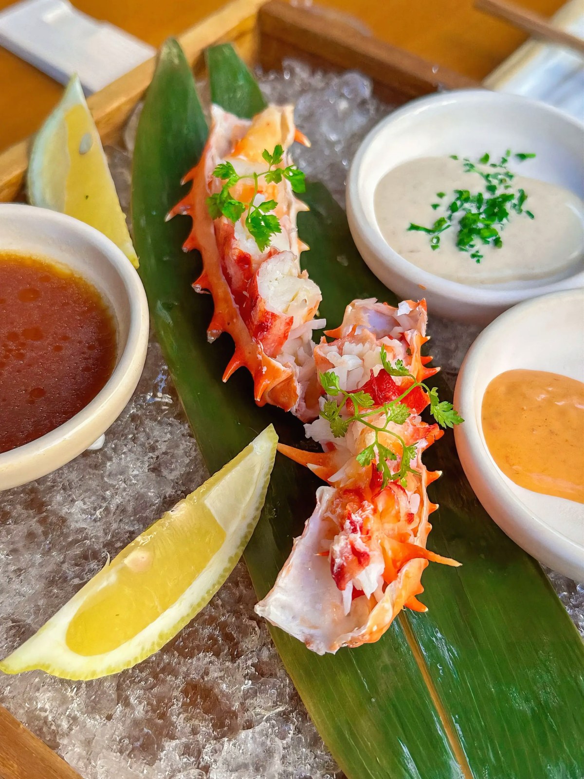 King crab no gelo, com limão siciliano e molhos