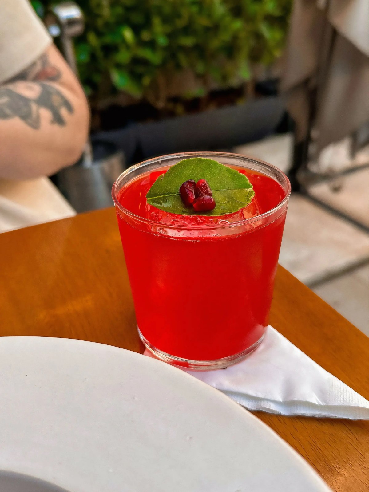 Coquetel vermelho finalizado com folha de shissô