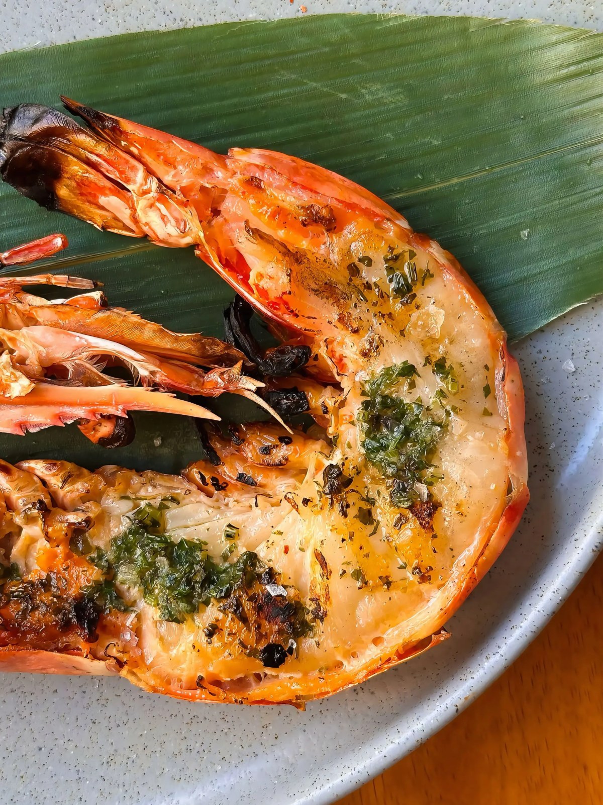 Camarão grelhado na brasa com chimichurri