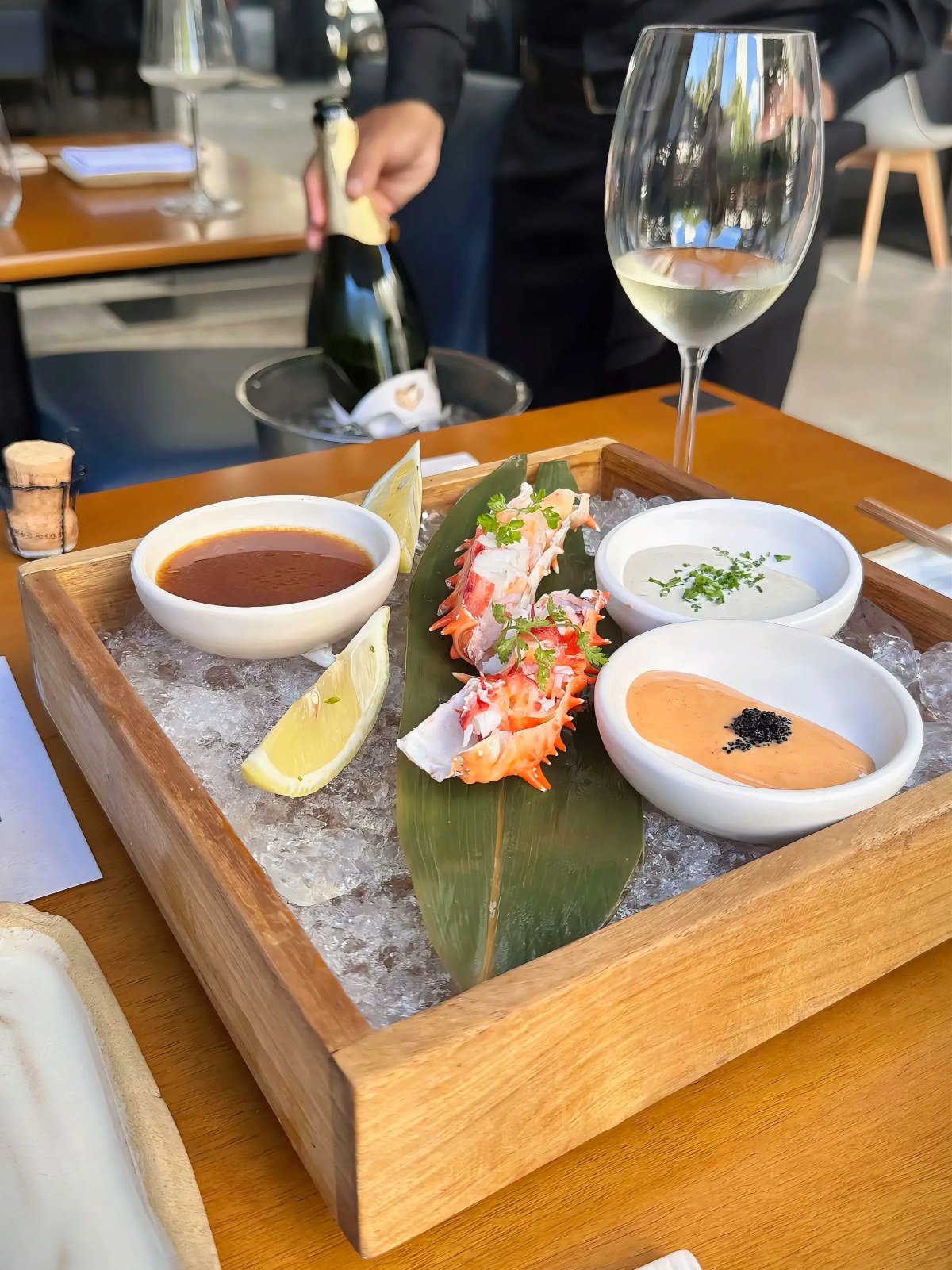 King crab servido no gelo, com limão siciliano e molhos